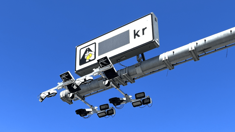 Kameror och display ovanför väg där det tas ut trängselskatt i Stockholm